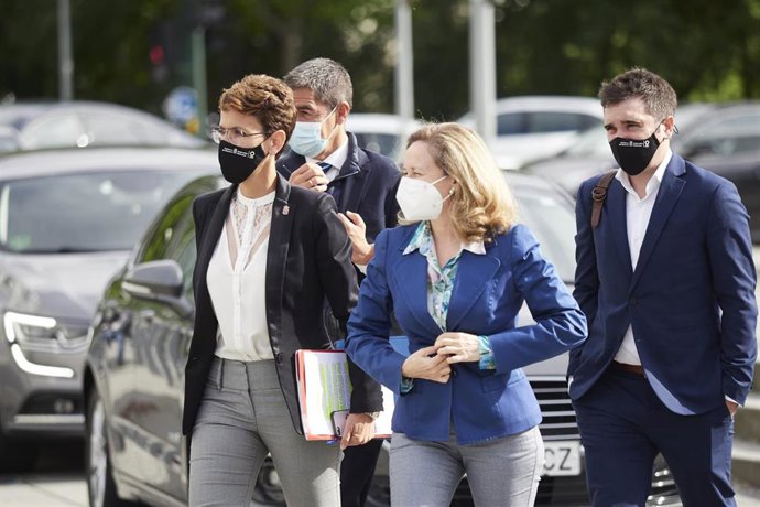 La presidenta del Gobierno de Navarra, María Chivite (i); y la ministra de Asuntos Económicos y Transformación Digital, Nadia Calviño, a su llegada al acto 'Navarra Digital Territory', a 17 de mayo de 2021, en el Pabellón Navarra Arena, Pamplona, Navarr