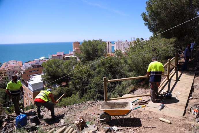 Trabajadores en las obras de creación del nuevo sendero de Málaga capital, que unirá el Cementerio Inglés con el Castillo de Gibralfaro