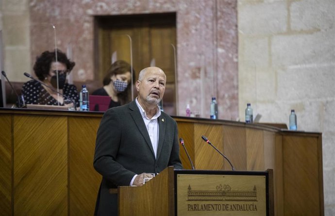 El consejero de Educación, Javier Imbroda, durante la primera jornada del Pleno del Parlamento de Andalucía, a 12 de mayo de 2021, en Sevilla (Andalucía, España).