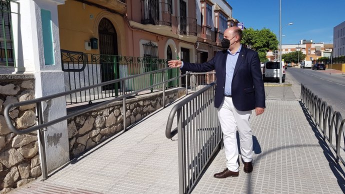 El concejal de Obras, Infraestructura y Accesibilidad de Lucena, César del Espino, visita las obras de la calle Corazón de Jesús.