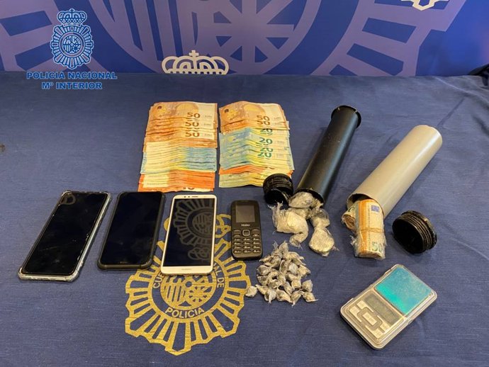 Material intervenido por la Policía Nacional tras detener a dos personas por tráfico de drogas.