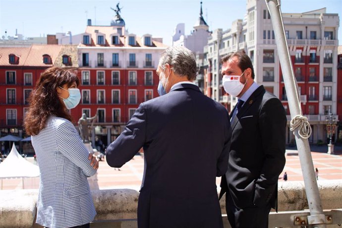 El alcalde de Valladolid (dcha) y el secretario de Turismo del Estado mexicano de Guanajuato, Juan José Álvarez Brunel, conversan con la concejal de Cultura y Turismo vallisoletana, Ana Redondo.