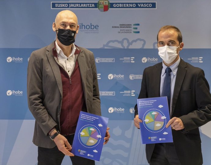 Los directores generales del EVE, Iñigo Ansola, y de Ihobe, Alexander Boto, prsentan el Inventario de Emisiones de Gases de Efecto Invernadero de Euskadi.
