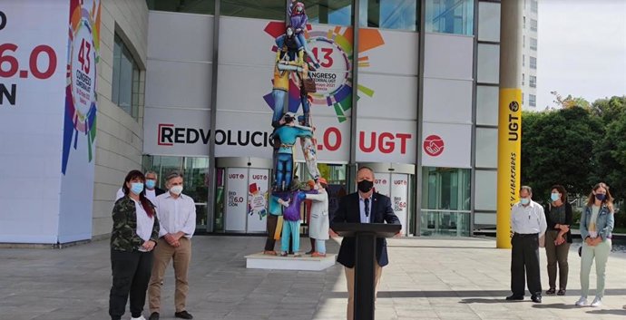 Ismael Sáez interviene ante la falla en homenaje a los trabajadores y trabajadoras esenciales durante la pandemia, ante el Palacio de Gongresos de Valencia