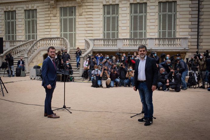 El president de la Generalitat en funcions, Pere Aragons (i) i el secretari general de Junts, Jordi Snchez (d) durant el seu acord en els jardins del Palau Robert, a 17 de maig de 2021, a Barcelona, Catalunya (Espanya).