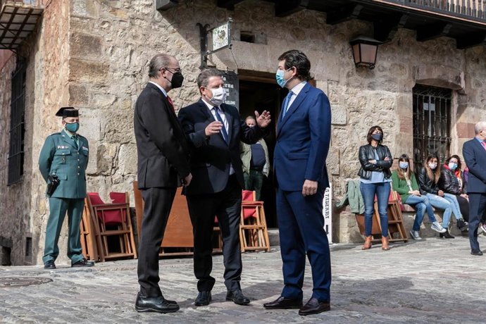 El presidente de Castilla y León   Alfonso Fernández Mañueco junto a sus homólogos de Aragón y  Castilla-La Mancha, Javier Lambán,y Emiliano García-Page. 