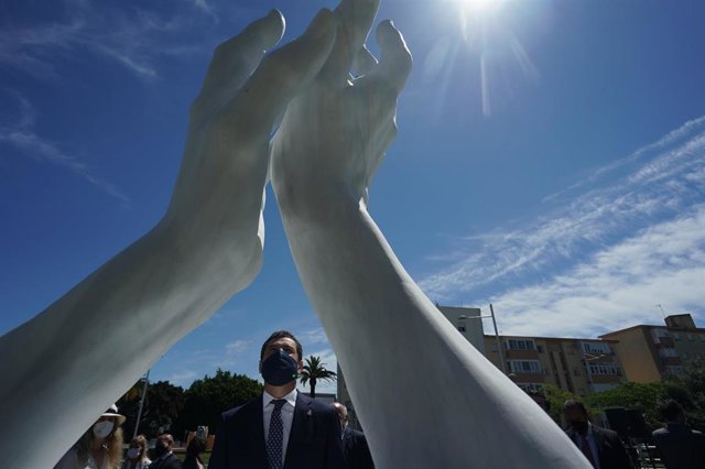 Juanma Moreno en el monumento homenaje a los sanitarios por su lucha contra el Covid en Cádiz