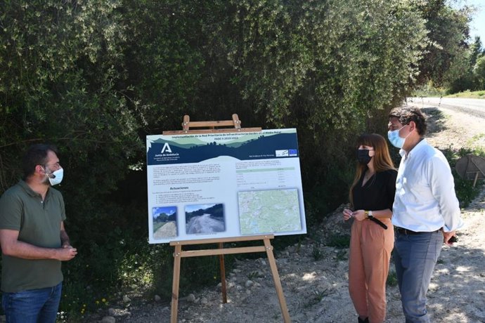 El delegado territorial de Desarrollo Sostenible de la Junta en Cádiz, Daniel Sánchez, durante la visita a El Bosque.