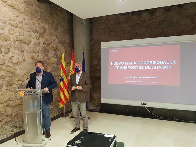 El consejero de Vertebración del Territorio del Gobierno de Aragón, José Luis Soro, y el director general de Carreteras, Gregorio Briz.