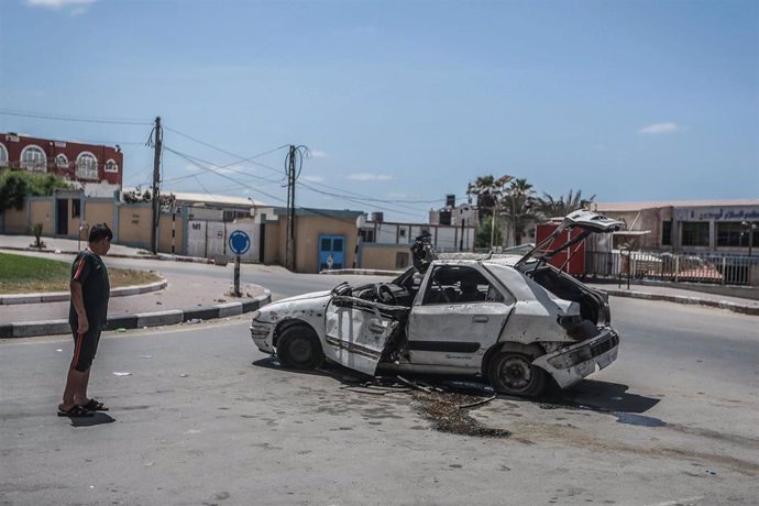 17 May 2021, Palestinian Territories, Gaza City: A Palestinian child stands next to a car that was hit by an Israeli airstrike, near the beach in Gaza City, amid the escalating flare-up of Israeli-Palestinian violence. Photo: Mohammed Talatene/dpa