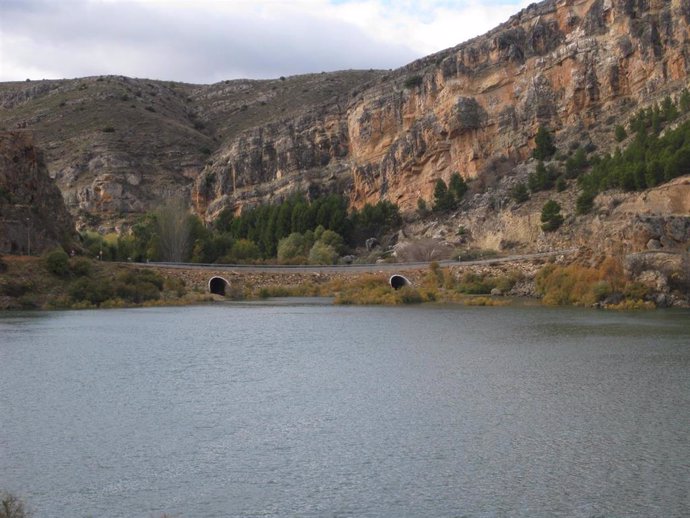 Archivo - La reserva de agua embalsada en la cuenca del Ebro está a un 81% de la capacidad total.