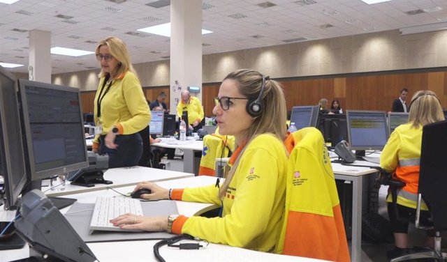 Archivo - Trabajadores del servicio del 061 Salut Respon (Archivo)