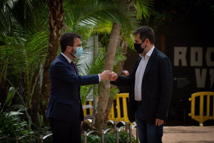 El president de la Generalitat en funciones, Pere Aragons (i) y el secretario general de Junts, Jordi Snchez (d) durante su acuerdo en los jardines del Palau Robert, a 17 de mayo de 2021, en Barcelona, Catalunya (España). ERC y Junts han cerrado un pr