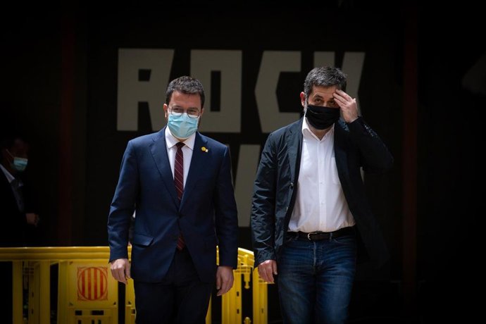 El president de la Generalitat en funciones, Pere Aragons (i) y el secretario general de Junts, Jordi Snchez (d) a su llegada a los jardines del Palau Robert, a 17 de mayo de 2021, en Barcelona, Catalunya (España). ERC y Junts han cerrado un principio