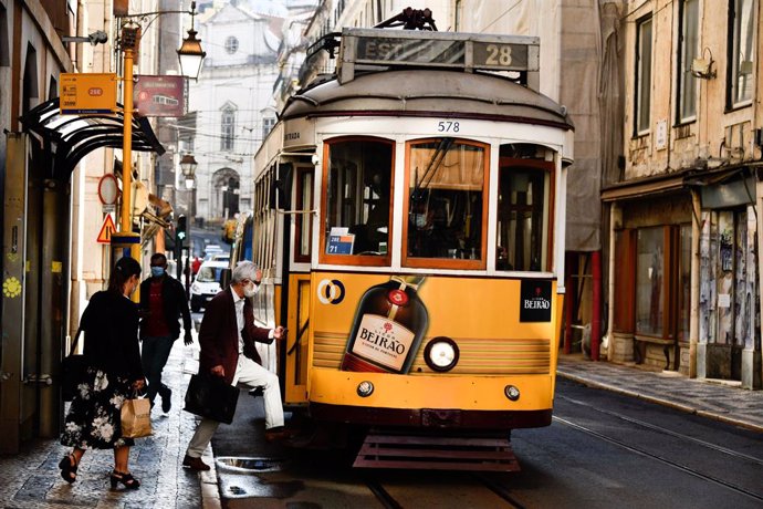 Unas personas toman el tranvía en el distrito de Baixa, en Lisboa.