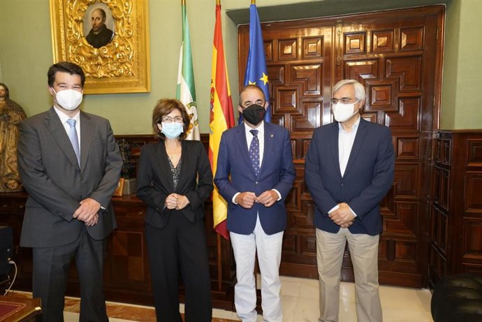 El rector de la US, con la presidenta de la Fundación Saramago, el comisário para el Centenário de José Saramago, y el cónsul general de Portugal.