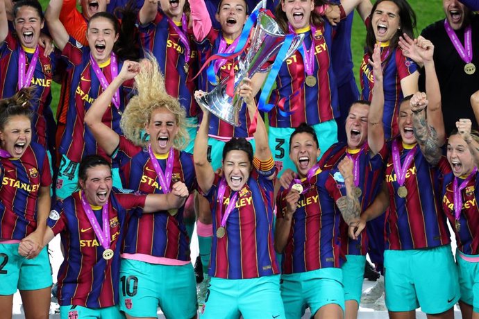 Jugadoras del Bara femenino con el trofeo de la Liga de Campeones