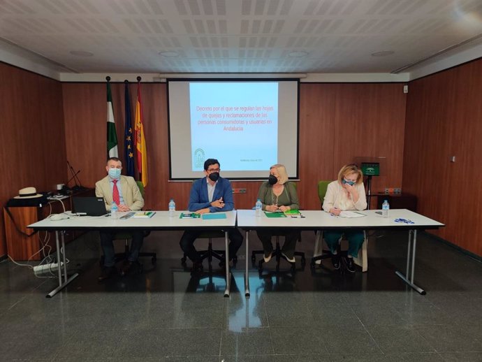 La delegada de Salud en Huelva, Manuela Caro, junto a Alberto Fernández.
