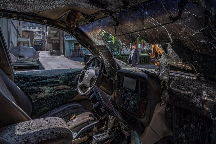 Archivo - Vehículo destruido por los combates en Nagorno Karabaj