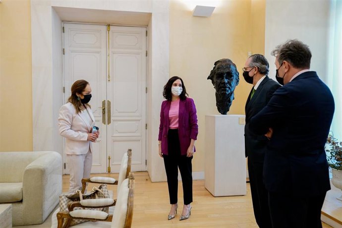 La presidenta de la Comunidad de Madrid en funciones, Isabel Díaz Ayuso, ha recibido en la Real Casa de Correos al presidente y director del diario, Miguel Henrique Otero, exiliado en España desde 2015.