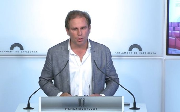 El portavoz de Vox en el Parlament, Joan Garriga, en rueda de prensa en la Cámara catalana el 17 de mayo de 2021.