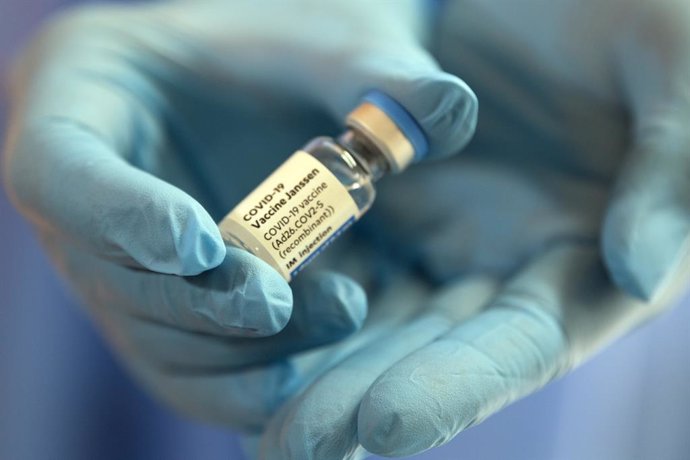 03 May 2021, North Rhine-Westphalia, Duesseldorf: A healthcare worker holds a vial of Johnson & Johnson vaccine during a vaccination campaign for homeless people Photo: Federico Gambarini/dpa