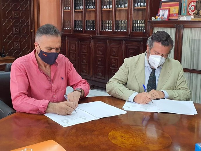 El delegado territorial de Justicia en Huelva, Alfredo Martín, junto al alcalde de La Palma del Condado, Manuel García Félix.