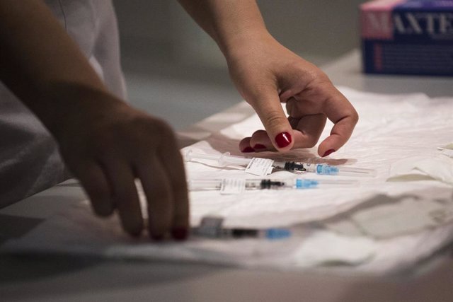 Una sanitaria con varias dosis de la vacuna de Pfizer.