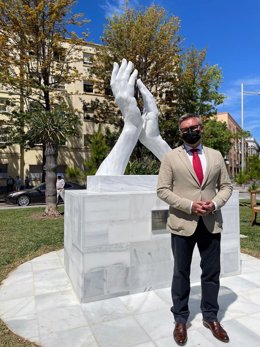 Manuel Gavira ante el monumento a los sanitarios en Cádiz