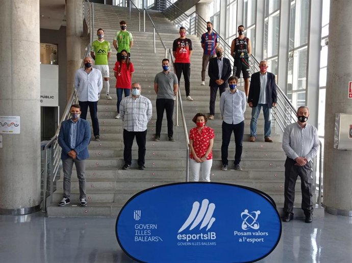 La consellera de Asuntos Sociales y Deportes, Fina Santiago, hoy en la presentación de los acuerdos de patrocinio deportivo.