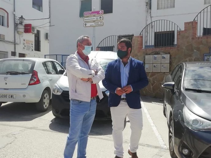 Migul Rodríguez con el alcalde de Torre Alhéquime