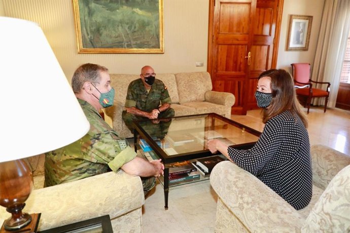 La presidenta del Govern, Francina Armengol, junto al comandante general de Baleares, Fernando García Blázquez, y el jefe del Mando de Canarias del Ejército de Tierra, Carlos Palacios Zaforteza.