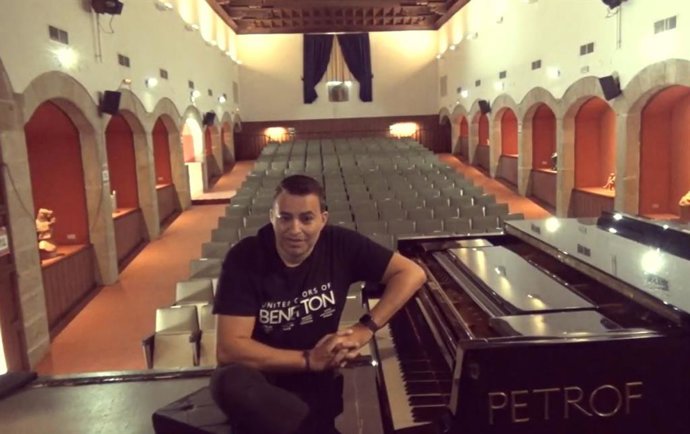 El director del Conservatorio de Música de Plasencia, Antonio Luis Suárez, anima a los jóvenes a matricularse en el centro