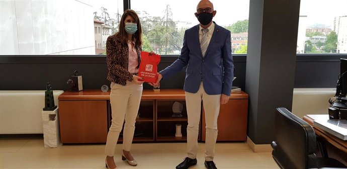 El rector de la Universidad de La Rioja, Juan Carlos Ayala, ha mantenido una reunión de trabajo con la rectora del Instituto Profesional de Chile (IPChile), Anamari Martínez Elortegui