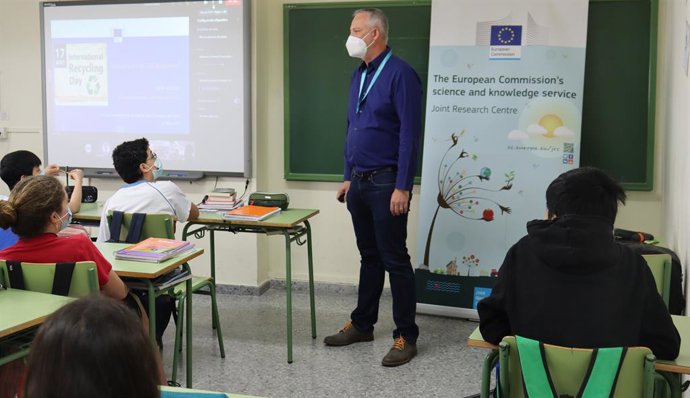 Hans Saveyn, investigador del Centro Común de Investigación de la Comisión Europea (JRC), imparte una charla en el colegio internacional San Francisco de Paula