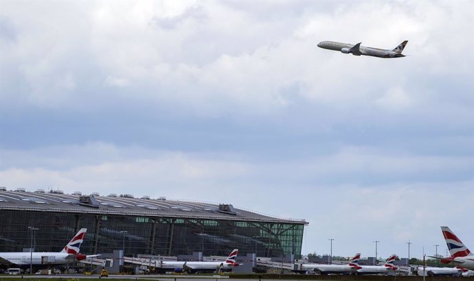17 May 2021, United Kingdom, London: A plane takes off at Heathrow Airport, West London, as thousands of people have departed on international flights after the ban on foreign holidays was lifted for people in Britain. Photo: Steve Parsons/PA Wire/dpa