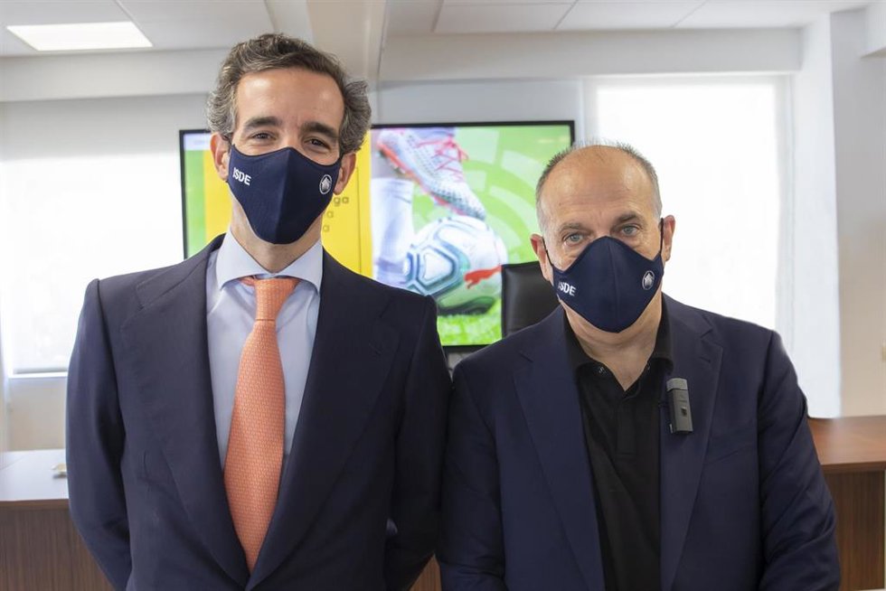 El Director General de ISDE, Juan José Sánchez Puig, junto al presidente de LaLiga, Javier Tebas.