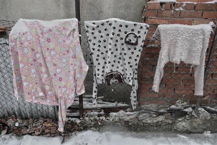 Archivo - Ropa tendida con nieve en la Cañada Real Galiana, Madrid (España).