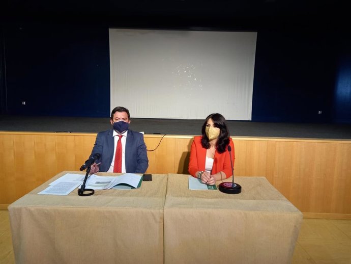 El director general de Administración Local, Joaquín López-Sidro, y la delegada territorial de Regeneración, Justicia y Administración Local de la Junta de Andalucía, Purificación Joyera.