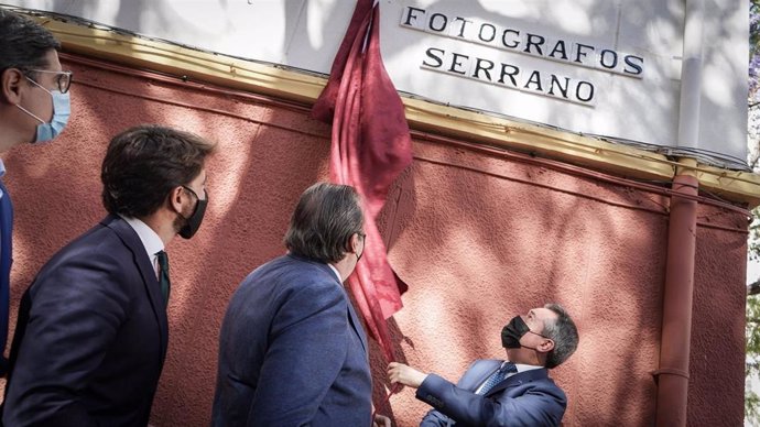 El alcalde, durante la rotulación de la calle dedicada a la familia de fotógrafos Serrano