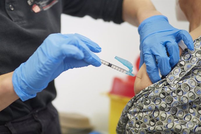 Una mujer recibe la vacuna de Janssen contra el Covid-19, a 22 de abril de 2021, en Pamplona, Navarra (España)