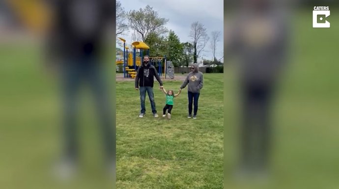 Estos padres intentan un reto viral con su hija pero acaba en un fallo épico