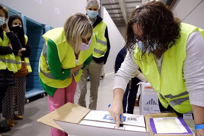 La consellera de Salut en funcions, Alba Vergés, visita un punt logístic de Catalunya on es reben i distribueixen les vacunes de la covid-19.