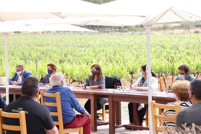 La presidenta del Govern, Francina Armengol, y la consellera de Agricultura, Pesca y Alimentación, Mae de la Concha, en una reunión con el sector agroalimentario.