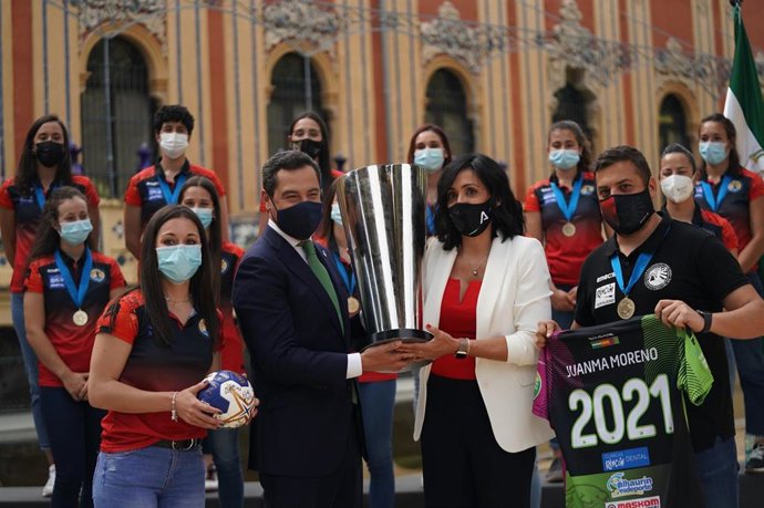 El presidente de la Junta de Andalucía, Juanma Moreno, durante la recepción al club de balonmano Málaga Costa del Sol