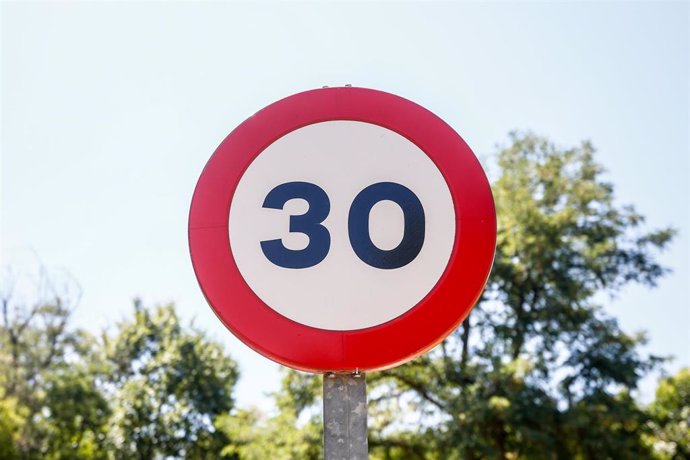 Archivo - Señal de prohibido circular a más de 30 km/h