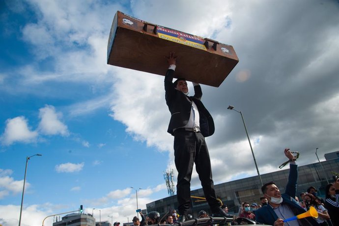 12 May 2021, Colombia, Bogota: A demonstrator carries a coffin with the message "They are killing us" during a protest against the government of Colombian President Ivan Duque Marquez. Photo: Chepa Beltran/LongVisual via ZUMA Wire/dpa