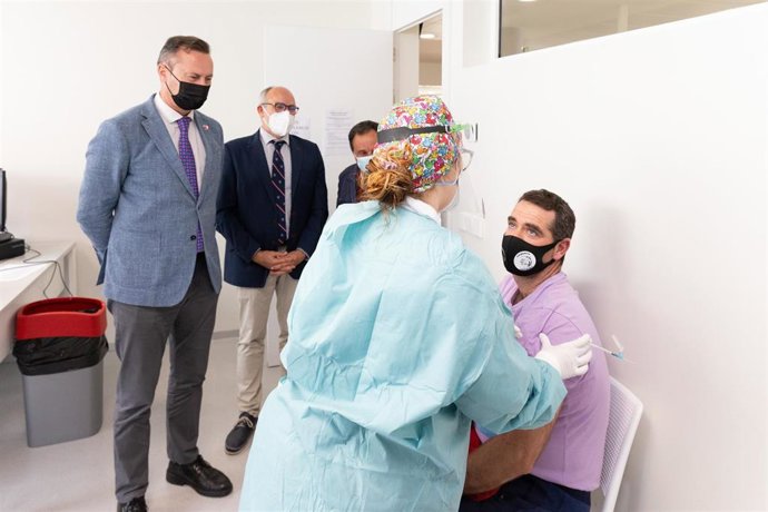 Los consejeros de Sanidad y Pesca, Miguel Rodríguez y Guillermo Blanco, asisten al comienzo del proceso de vacunación a los profesionales del sector pesquero