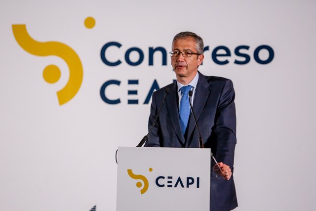 El gobernador del Banco de España, Pablo Hernández de Cos, realiza una intervención en el IV Congreso Iberoamericano de Ceapi, a 17 de mayo de 2021, en Madrid (España).