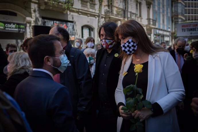 El vicepresidente del Govern en funciones, Pere Aragons y la presidenta del Parlament, Laura Borrs con una rosa amarilla a su llegada a la acción que la asociación organiza a favor de la amnistía, a 23 de abril de 2021, en Barcelona, Catalunya (España